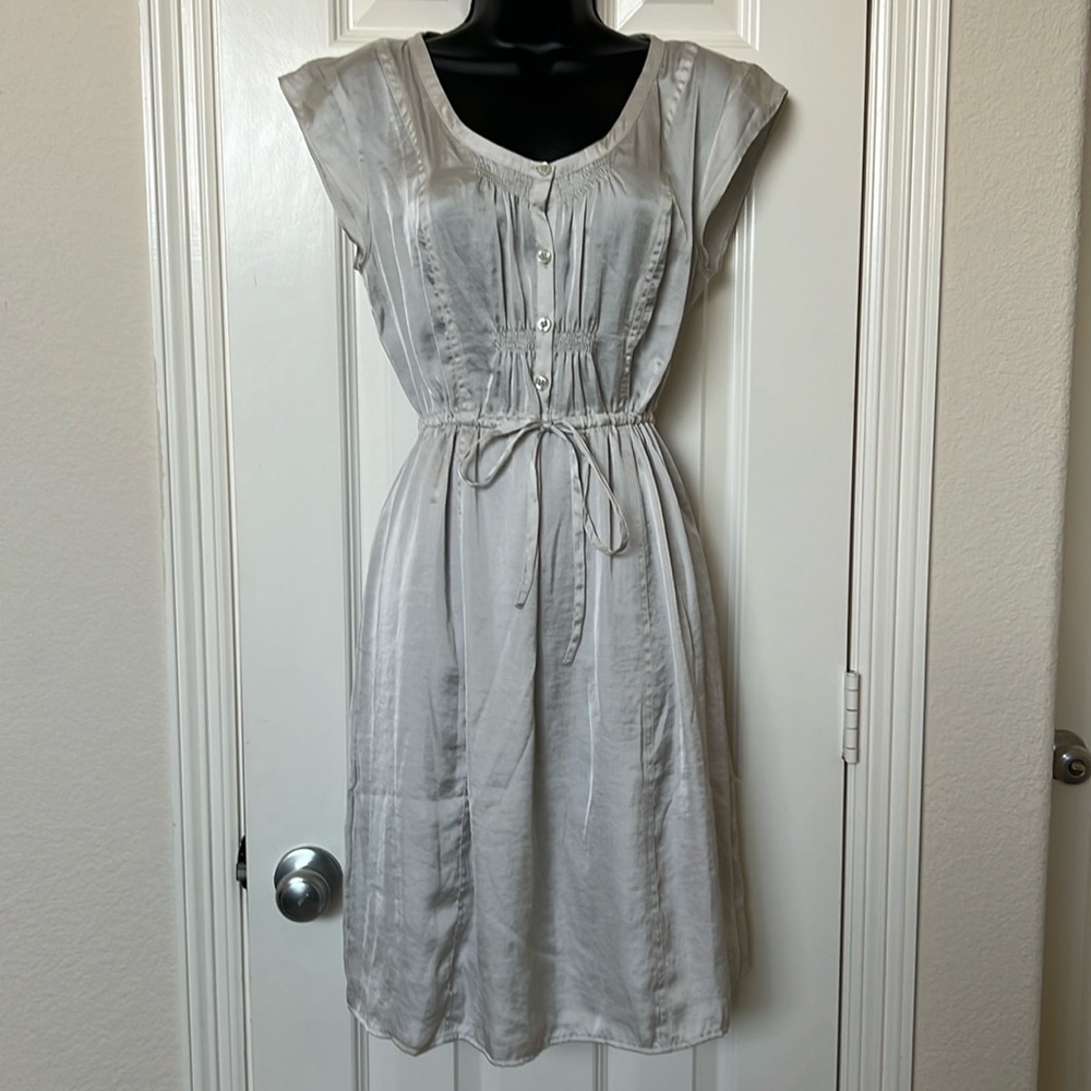 Old Navy cap sleeve ivory dress with cinched waist drawstring. Size S.